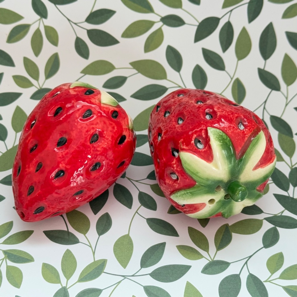 VINTAGE Salt & Pepper Shakers Ceramic Hand Painted Strawberry - Picture 2 of 5